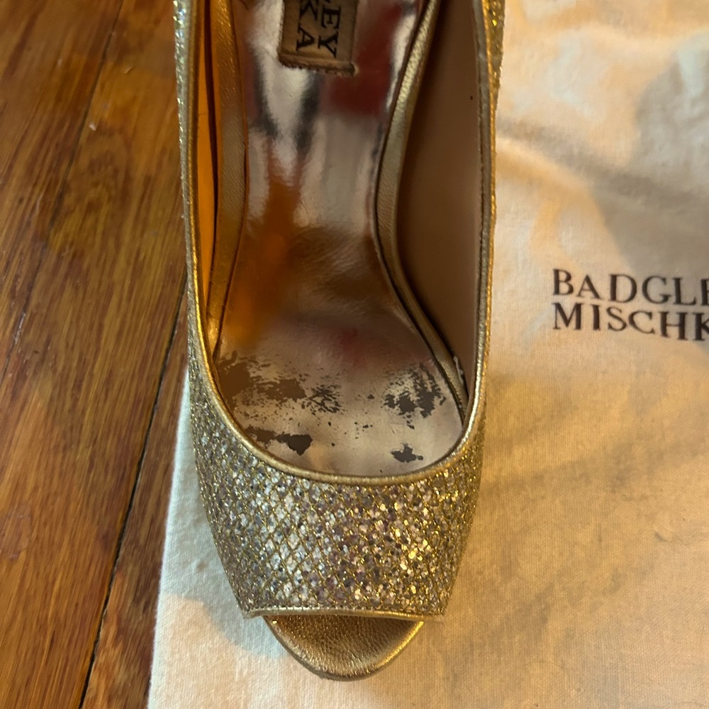 Badgley Mischka size 8m high heels gold